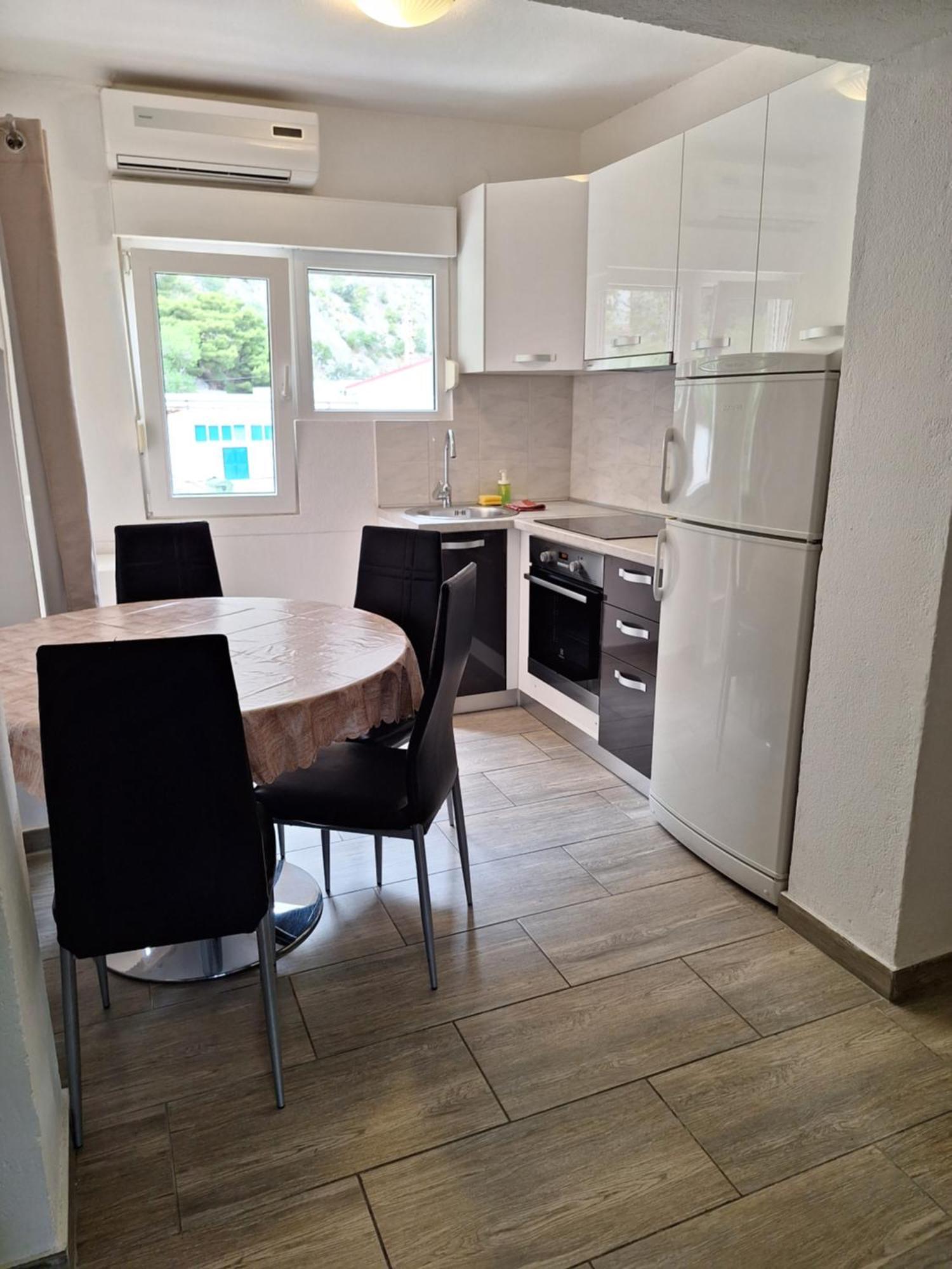 Apartmani Lisicina โอมิช ภายนอก รูปภาพ