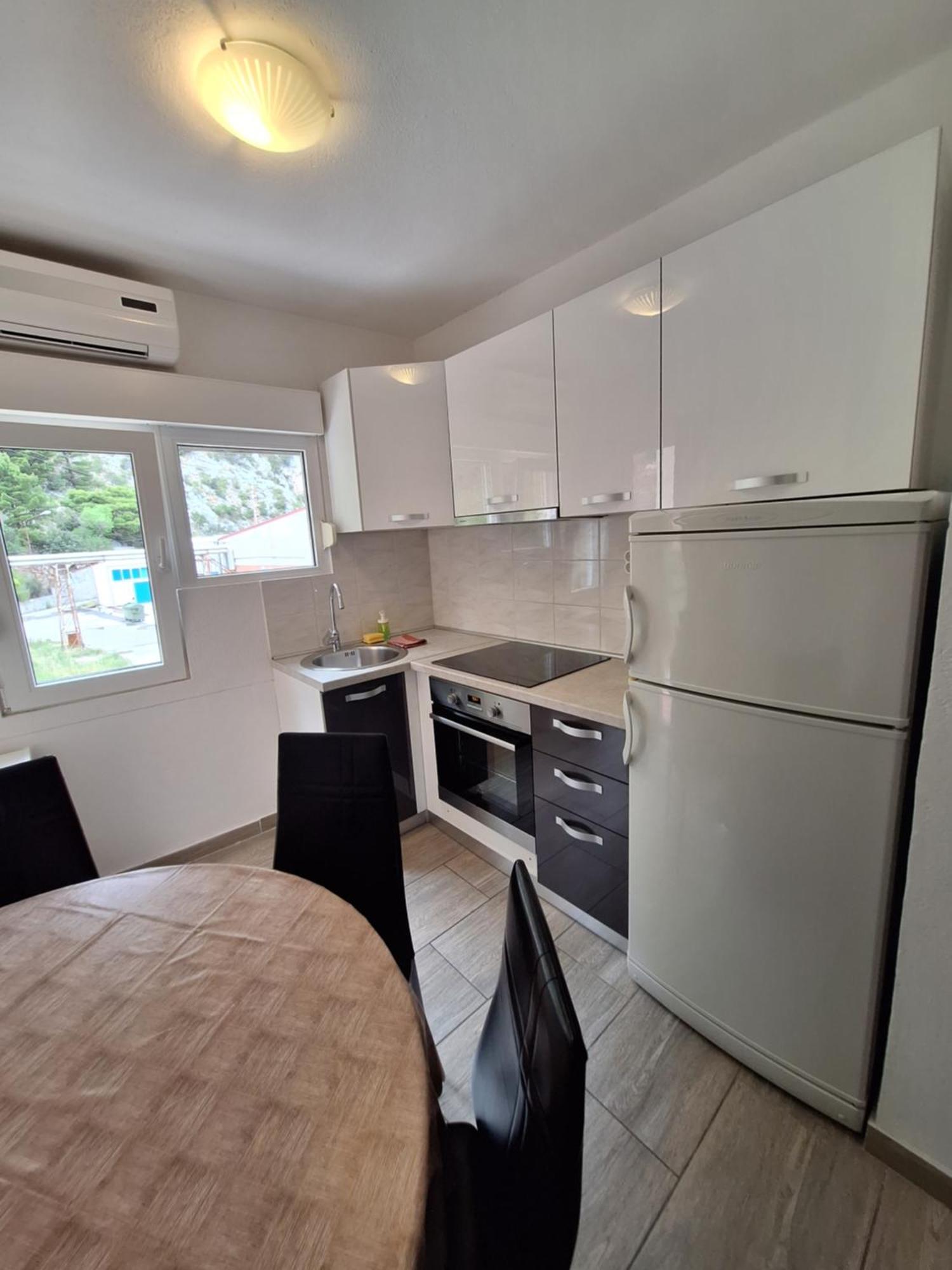 Apartmani Lisicina โอมิช ภายนอก รูปภาพ